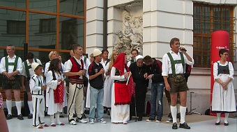 Sommerfest im Justizpalast - Tänze aus dem Kosovo 
Spenden für Schwester Johannas Projekte wurden gesammelt.